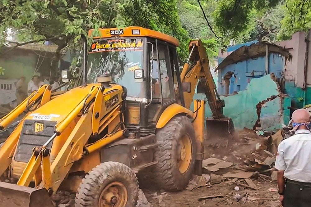 Anti-encroachment drive at Palani Hill in Dindigul