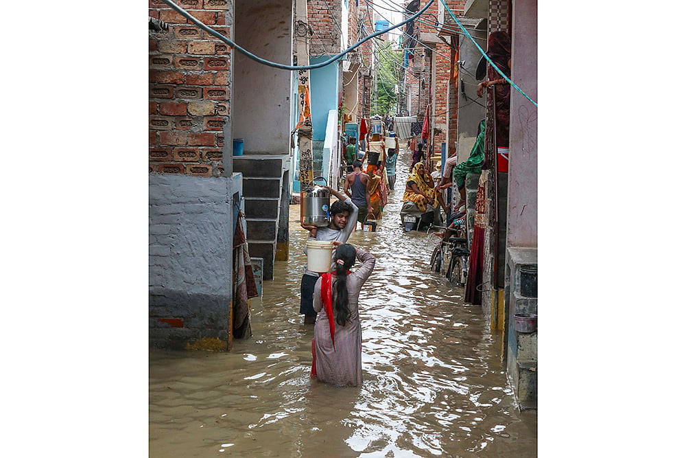 Waterlogging in parts of JJ colony after breach in Munak canal