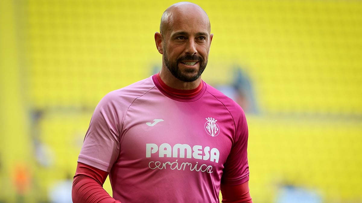 Pepe-Reina-former-spain-goalkeeper