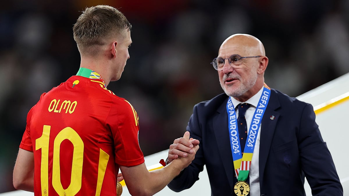 De la Fuente celebrates with Dani Olmo