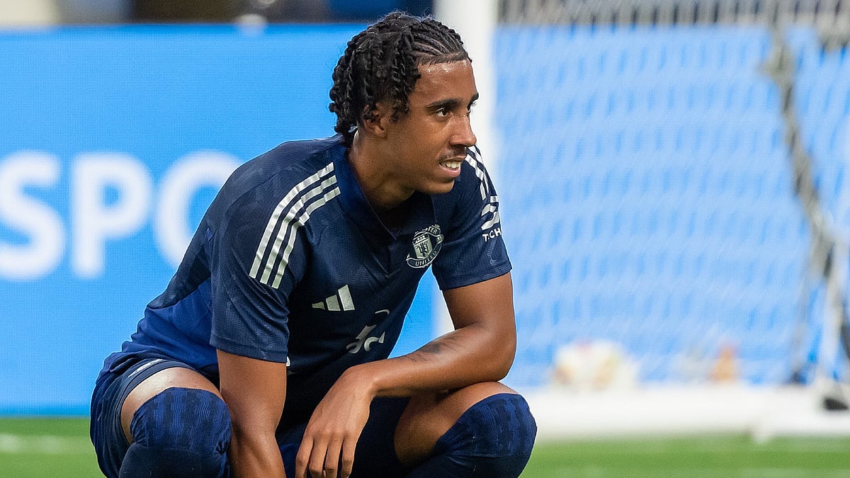 Leny-Yoro-manchester-united-footballer
