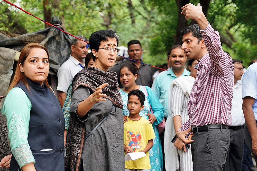 AAP leader Atishi and MCD Mayor Shelly Oberoi inspect Drain in Delhi