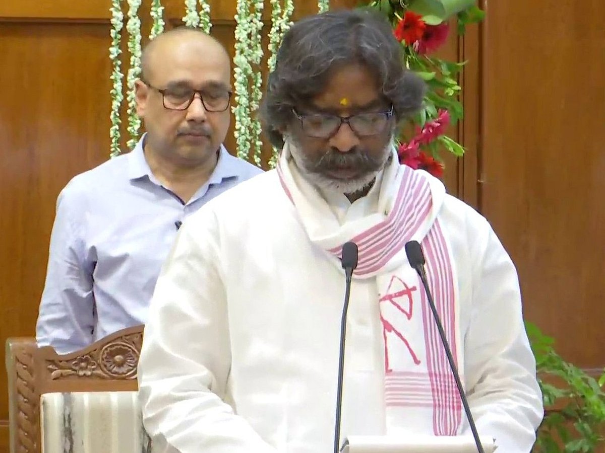 JMM executive president and former CM Hemant Soren takes oath as the Chief Minister of Jharkhand