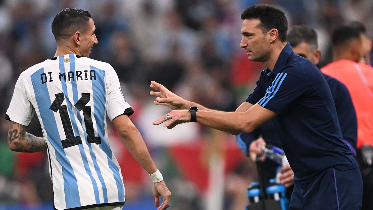 Scaloni (right) and Di Maria during the 2022 World Cup final