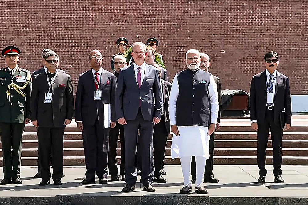 Narendra Modi pay homage at the Tomb of the Unknown Soldier