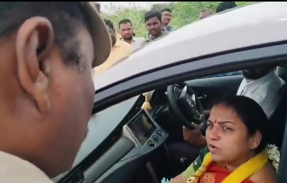 X/@YSRCParty : Haritha Reddy, the wife of Andhra Pradesh minister Mandipalli Ramprasad Reddy rebukes cop.