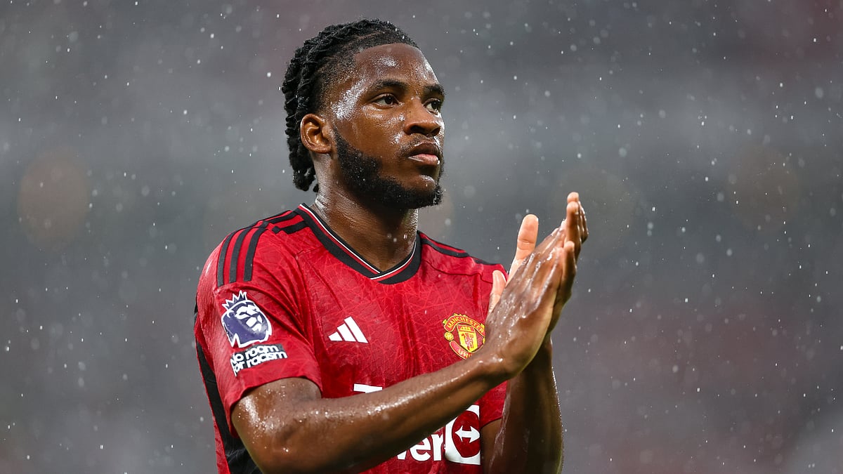 Willy Kambwala has completed a move from Manchester United to Villarreal.
