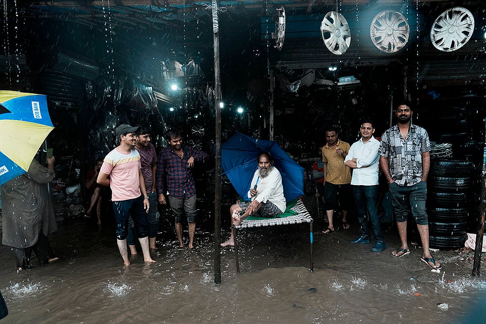 Waterlogged street during heavy rainfall in Mumbai_2