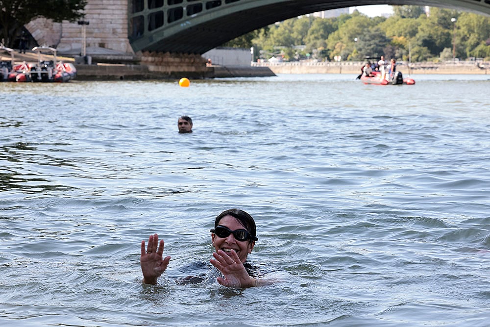 Anne Hidalgo swims