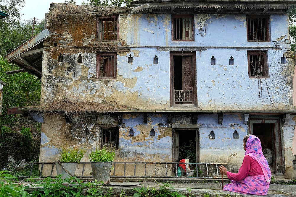 Sashi Prabha Chandola showing the abandoned house in Pauri