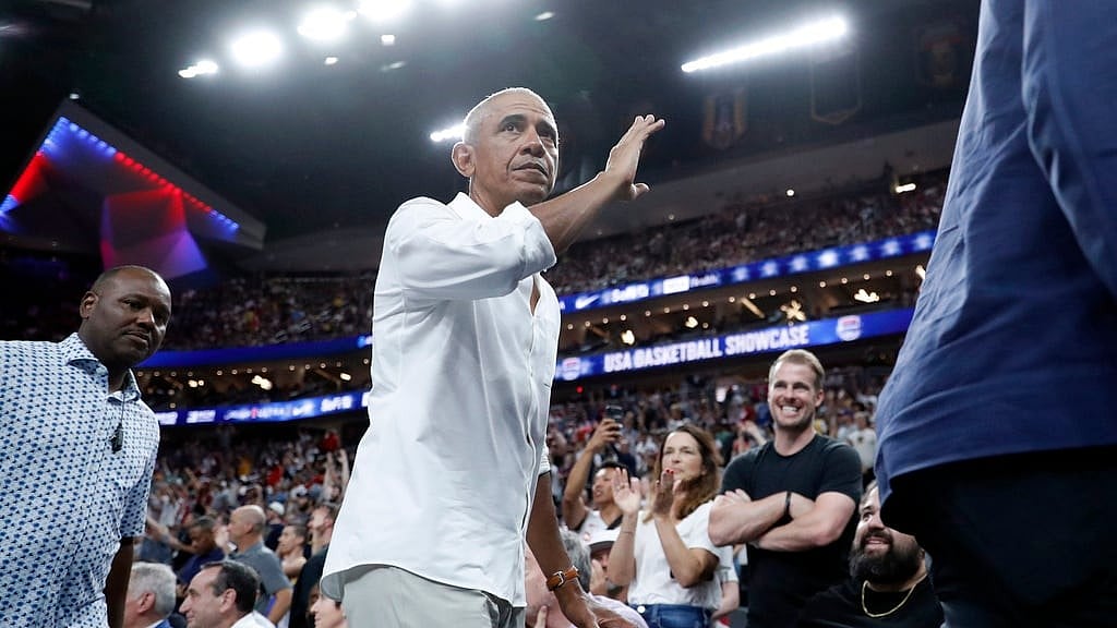 AP Photo/Steve Marcus : Former U.S. President Barack Obama waves as he leaves an exhibition basketball game between the United States and the Canada Wednesday, July 10, 2024, in Las Vegas.