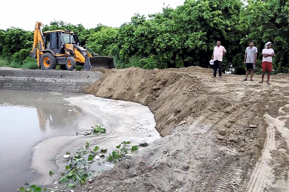 Repair and restoration work underway on the breached portion of the Munak canal Pic1