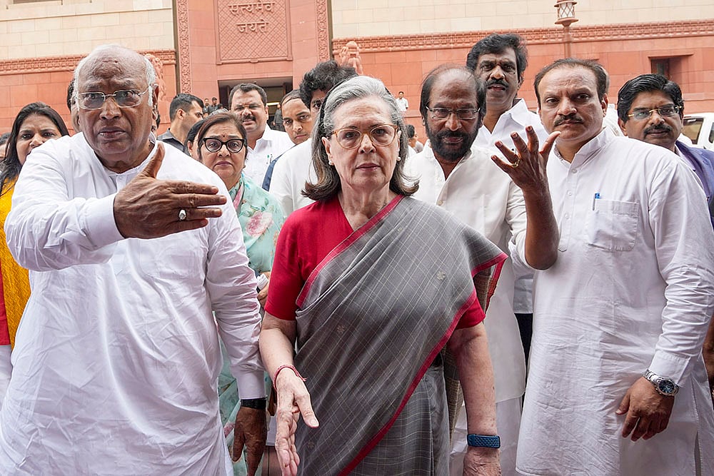  Mallikarjun Kharge and Sonia Gandhi