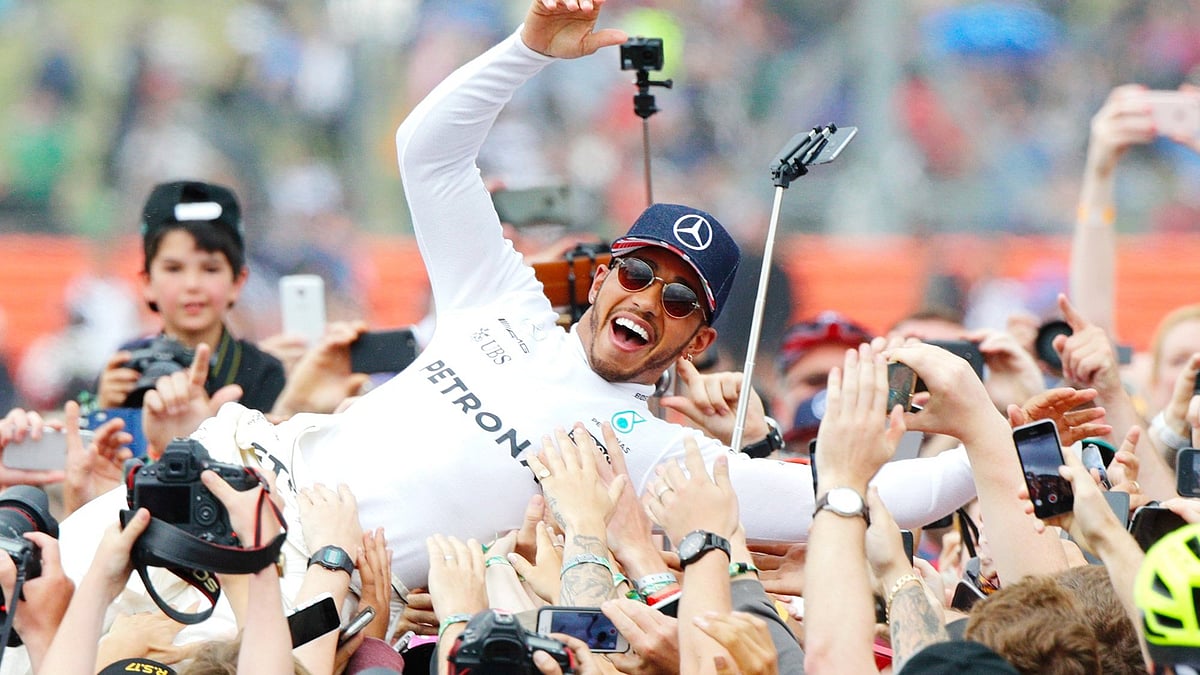 X | Mercedes AMG Petronas : Lewis Hamilton celebrate the British Grand Prix 2017 victory. 