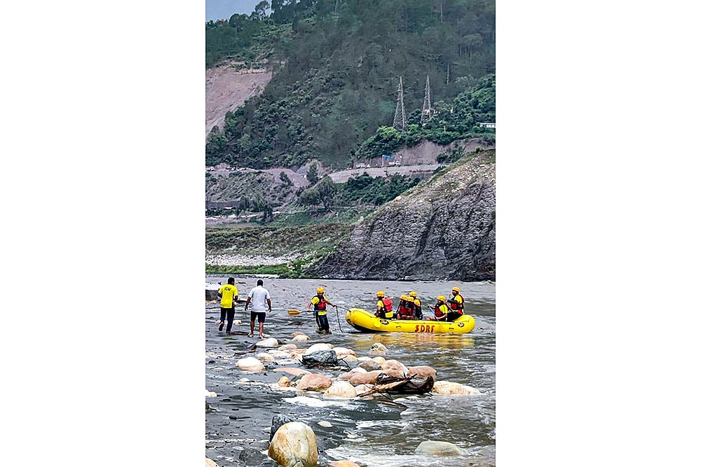 rescue operation 2 people trapped in the middle of the Bhagirathi river