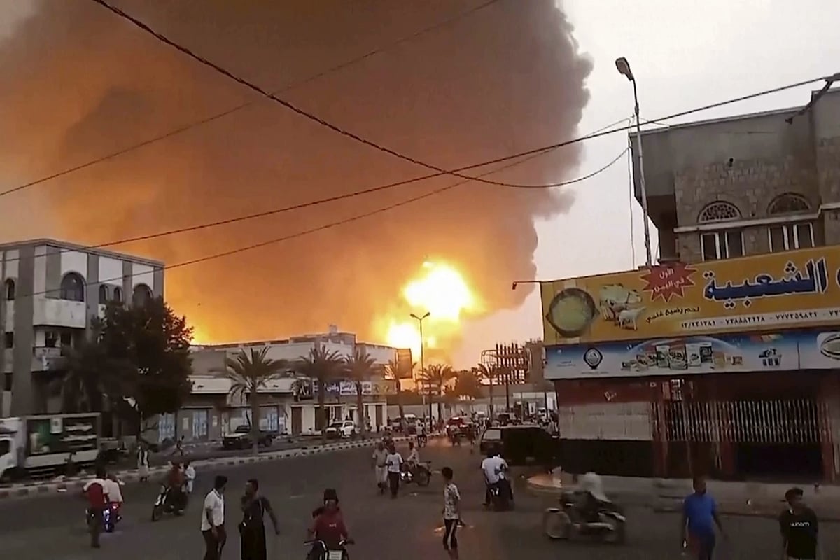 AP : Smoke and flames rise from a site in Yemen's Hodeidah |