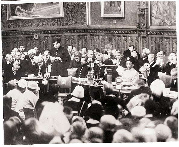 Getty Images : Sir Hari Singh, Maharajah of Kashmir, is shown addressing the Indian Round Table Conference at its opening in the House of Lords, London.