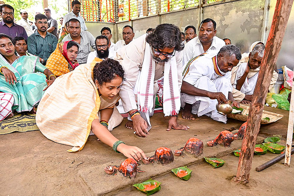 CM Soren, Kalpana Soren offers prayers at Marang Buru Dishom Manjhi Than in Giridih