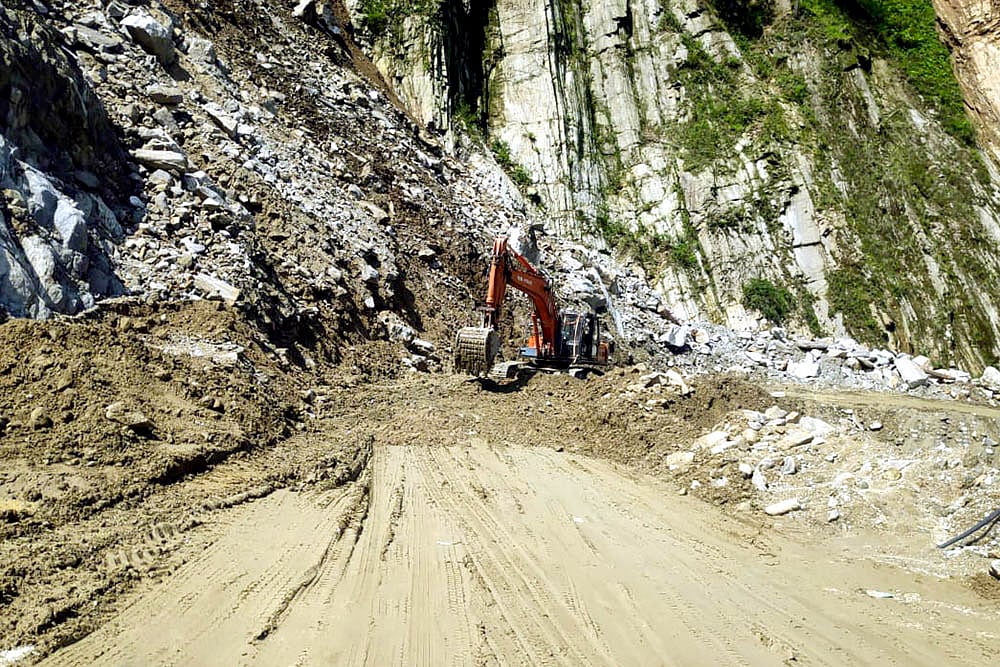 Debris clearing from highway after Landslides in Champawat, Uttarakhand_1