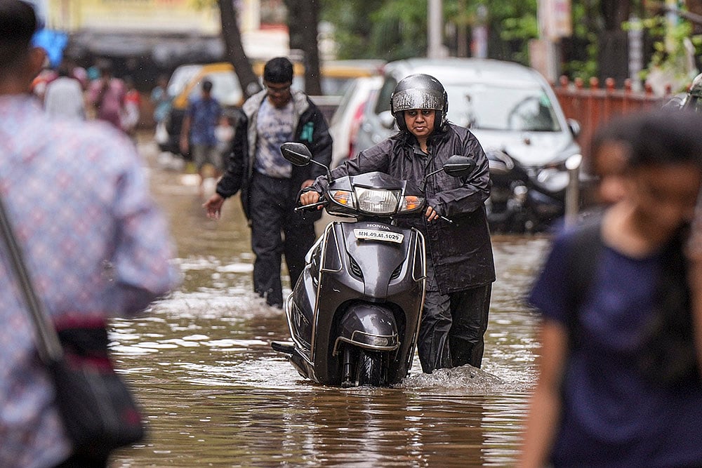 Waterlogged street during heavy rainfall in Mumbai_3