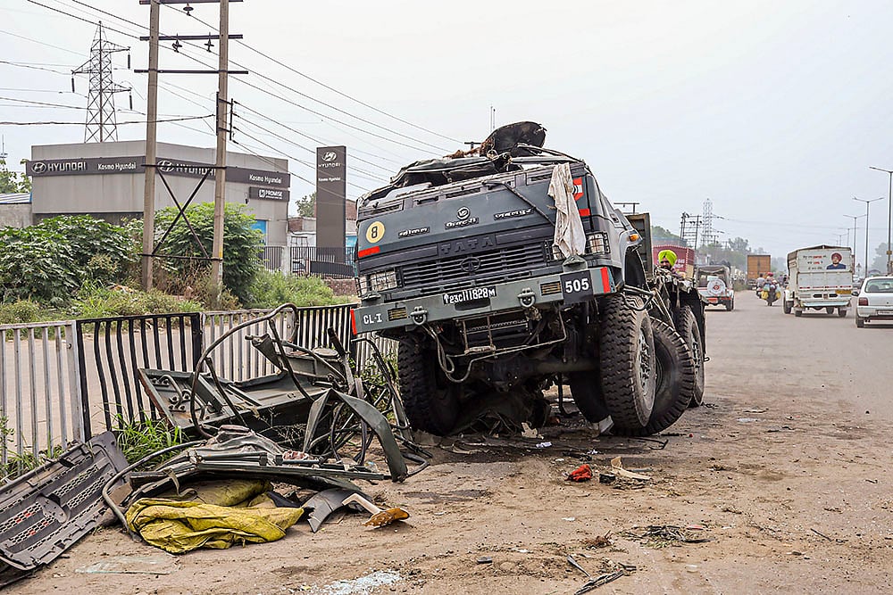 Army truck accident in Jalandhar Punjab, 5 soldiers injured