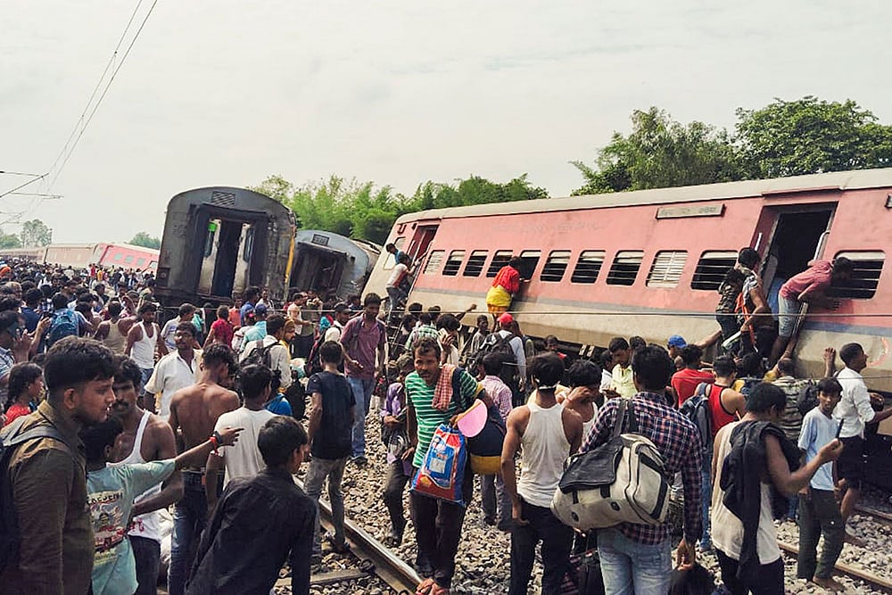Train derails near Gonda