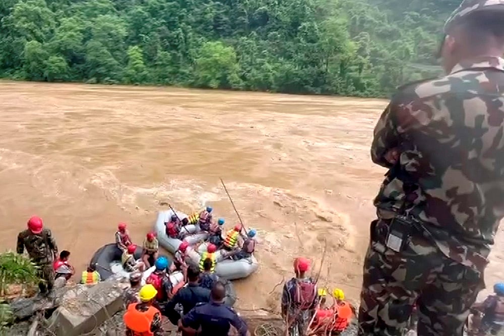 Search operation after buses swept away due to landslide in Nepal photo gallery_6