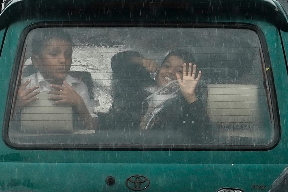 School kids during heavy rainfall in Mumbai_7
