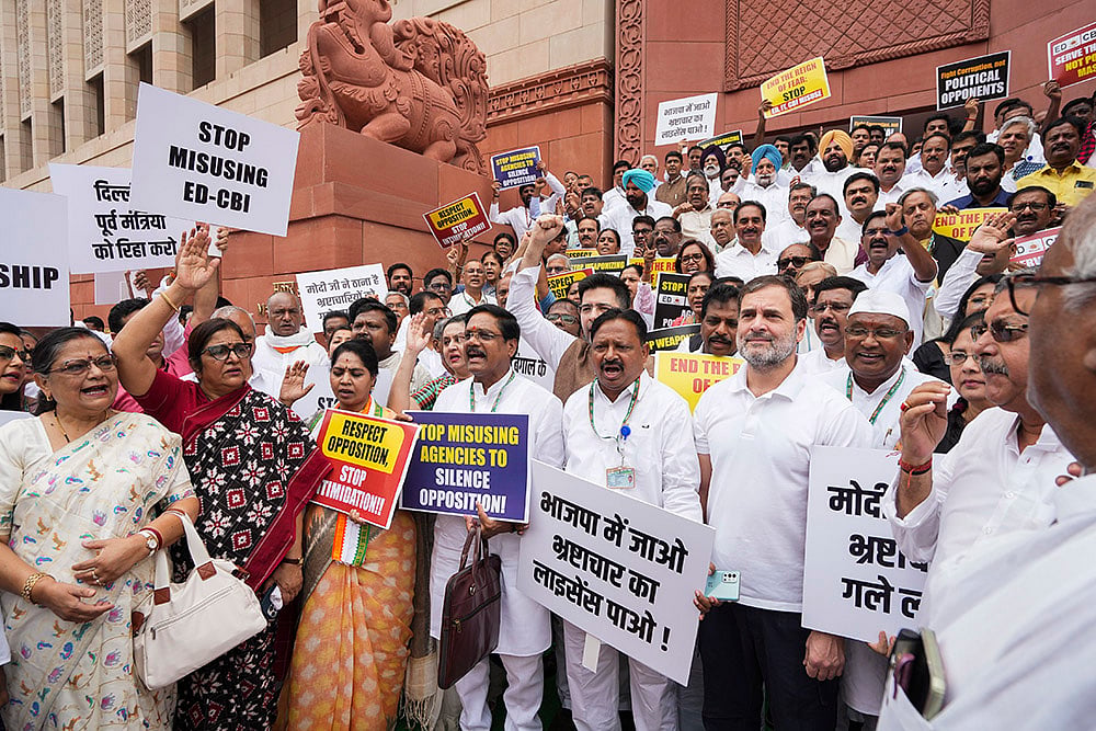 Rahul Gandhi with other opposition parties MPs at a protest