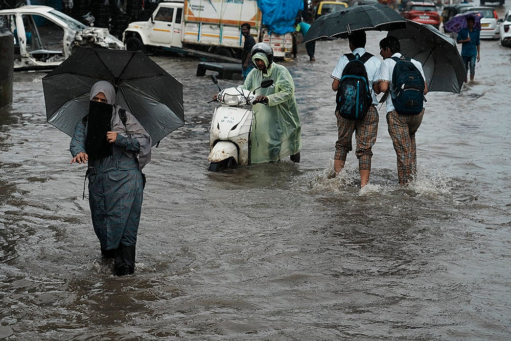 Waterlogged street during heavy rainfall in Mumbai_5