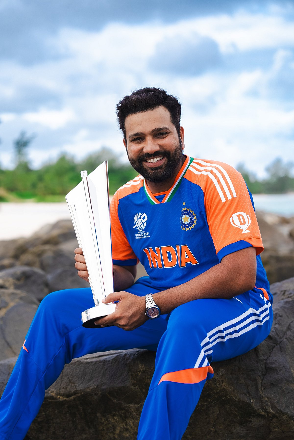 rohit sharma with trophy pic 2 X @BCCI