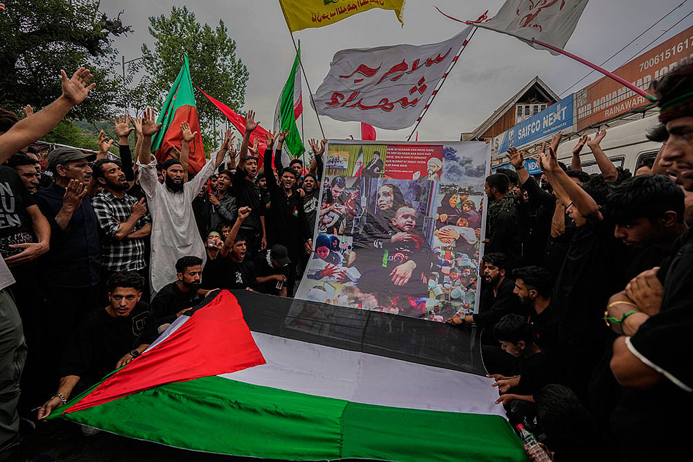Photo: AP/Mukhtar Khan : Muharram Procession in Kashmir