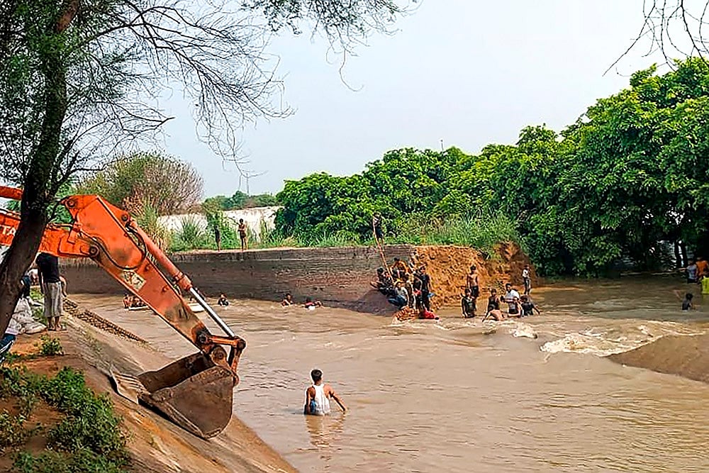Breach in sub-branches of Munak Canal