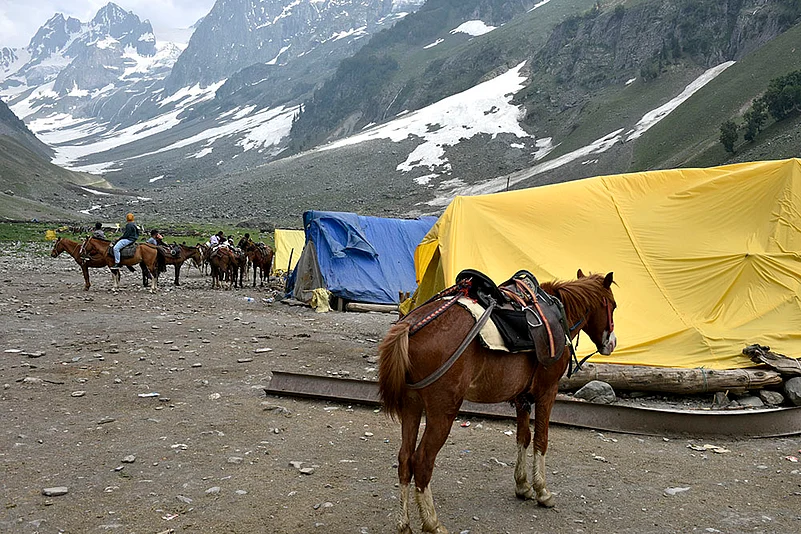 Makeshift tea stalls in the midst of Thajwas meadows in Sonamarg, Kashmir