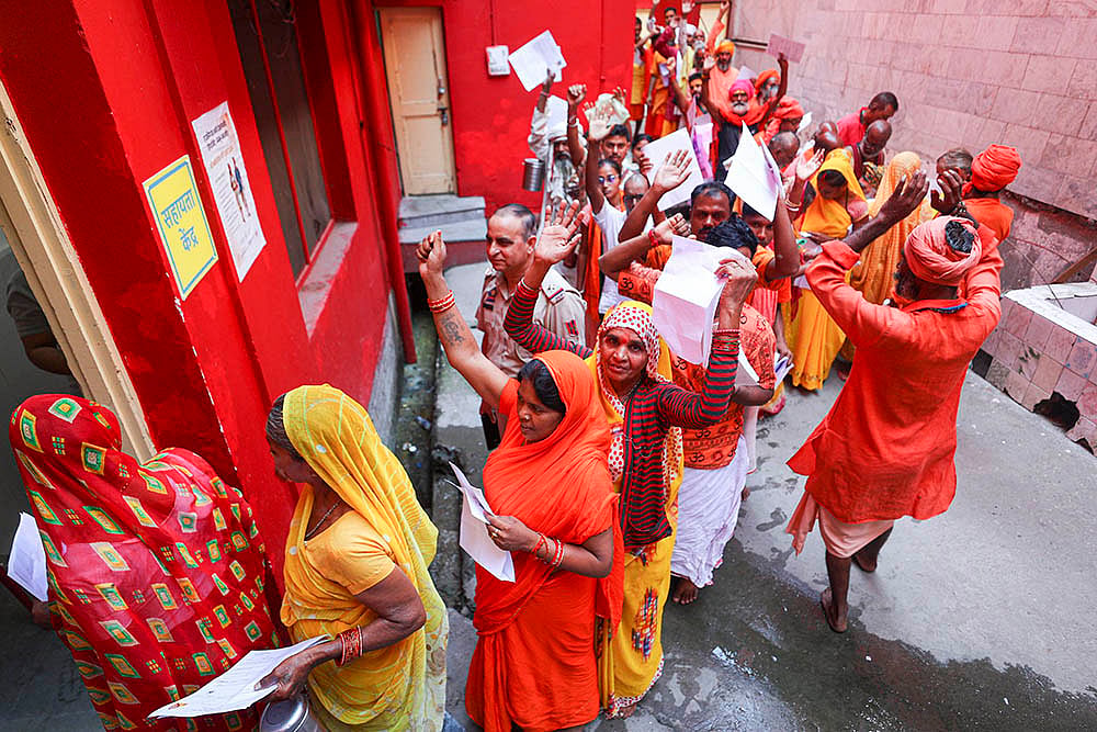 Devotees leave for Amarnath Yatra in Jammu