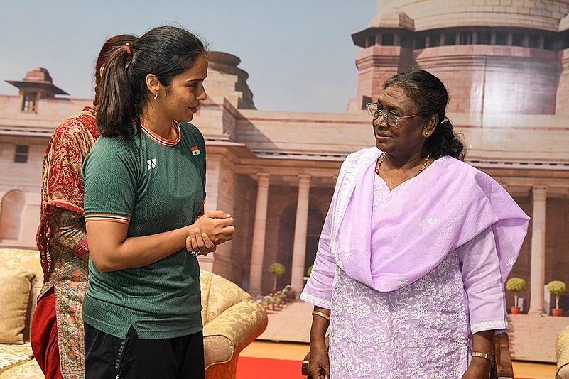 President Droupadi Murmu with badminton star Saina Nehwal at Rashtrapati Bhavan in New Delhi