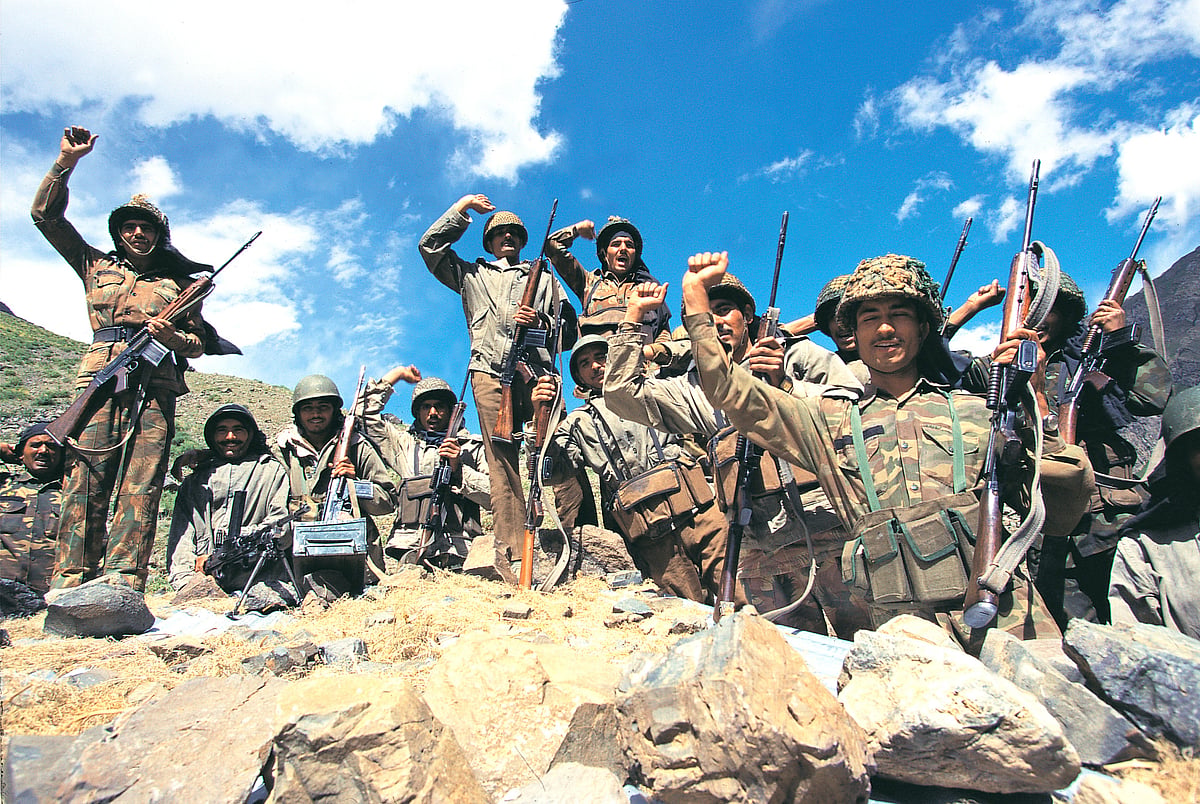 Prashant Panjiar/Outlook : Soldiers of 17 Jat Regiment in Kargil, Jammu & Kashmir on 14-07-1999.