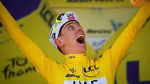 | Photo: AP/Daniel Cole : Overall leader Slovenia's Tadej Pogacar