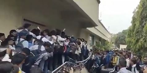 x/@TheNewsWale : Railing collapsed in a stampede-like situation in Gujarat |