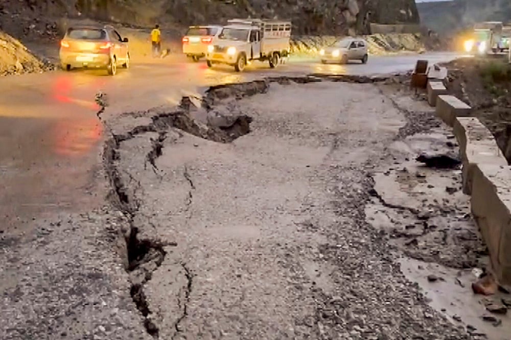 Highway road damaged in Mandi due to Rain