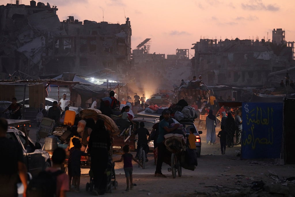 AP  : Palestinians Flee Khan Younis As Israel Increases Attacks
