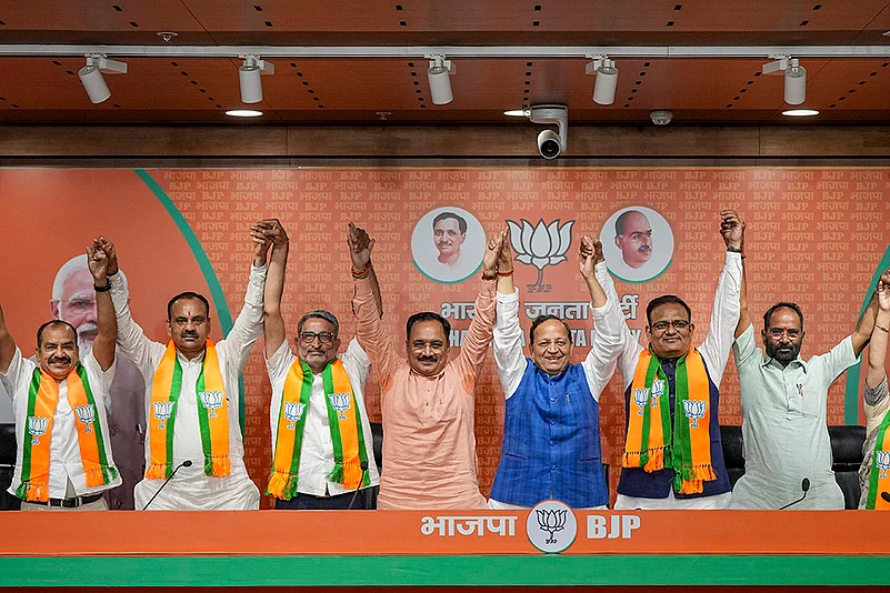 Delhi AAP MLA Kartar Singh Tanwar, former minister Raj Kumar Anand join BJP