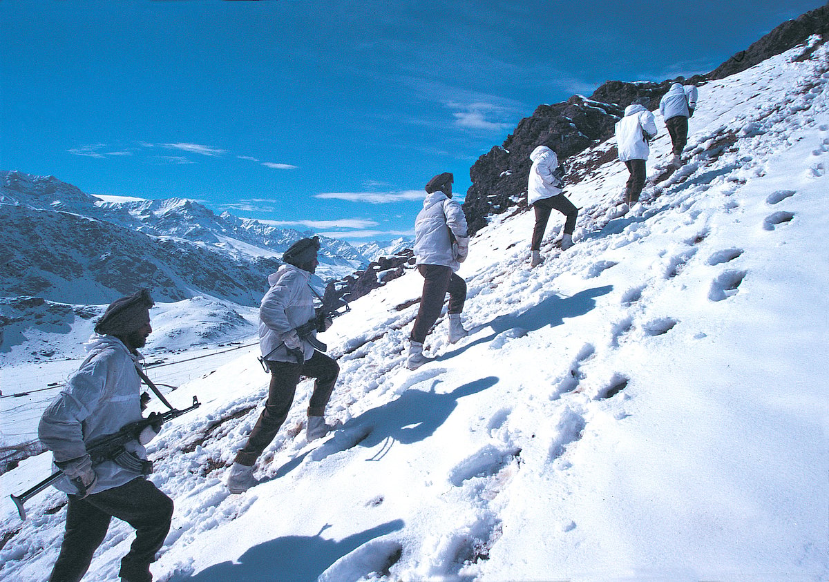 Gauri Gill/Outlook : Soldiers near Drass Sector in Kargil, Jammu & Kashmir