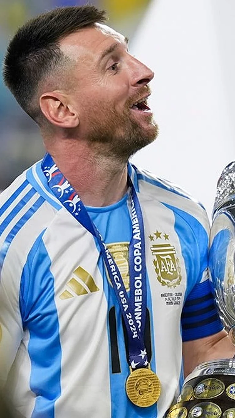 Argentina's Lionel Messi celebrates with the trophy. - |Photo: AP/Rebecca Blackwell