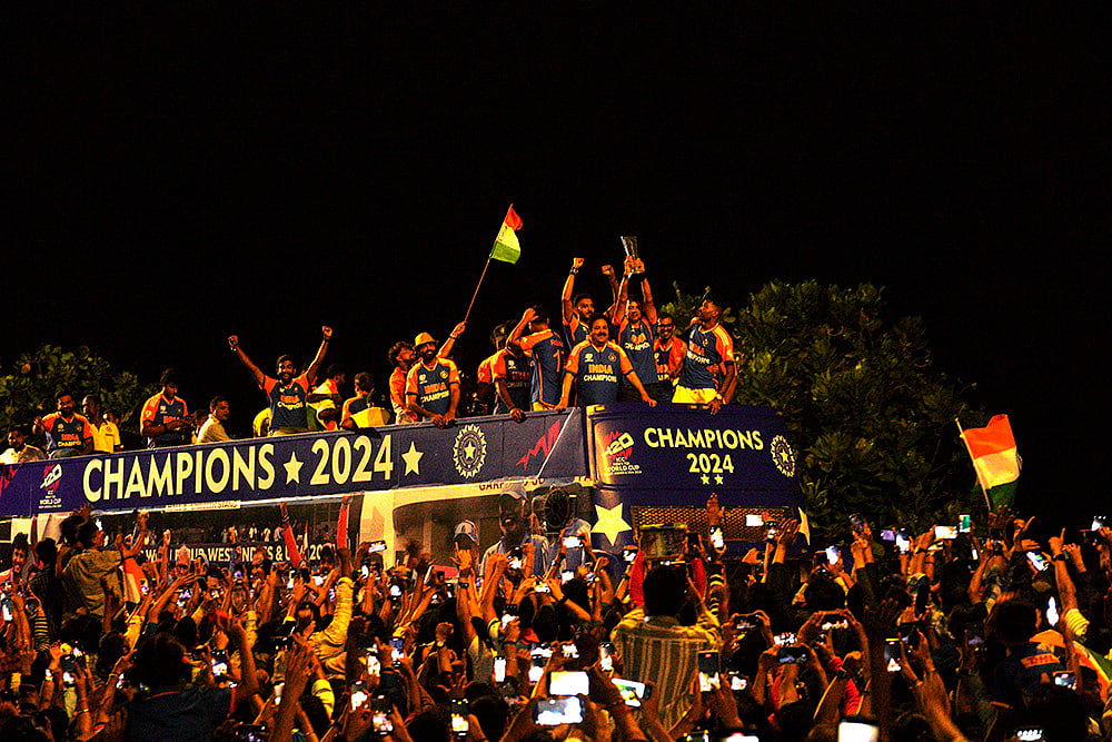 | Photo: Dinesh Parab/Outlook : Indian cricket team's victory parade in Mumbai