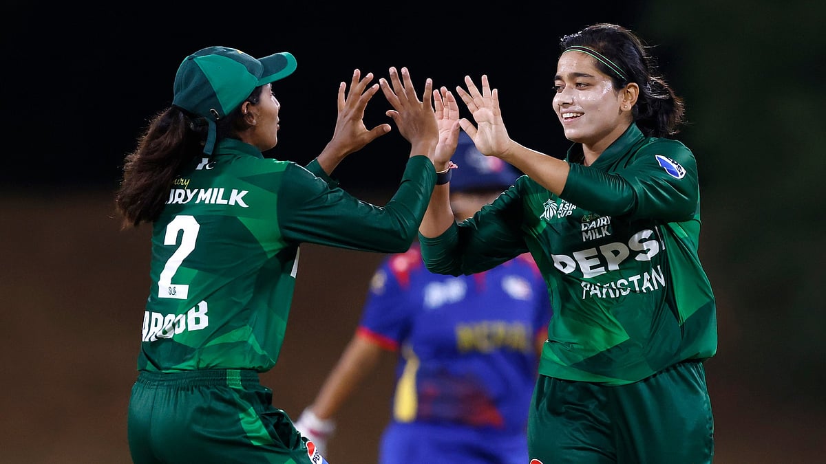 Pakistan players celebrating after wickets - pic 2