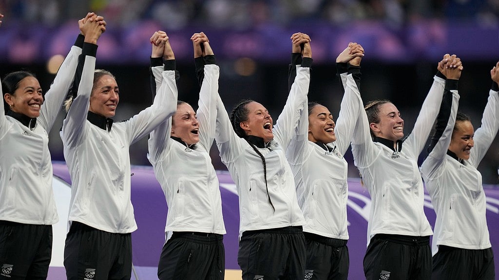AP/Vadim Ghirda : The New Zealand Rugby Sevens team celebrate with their gold medals during the medal presentation ceremony at the 2024 Summer Olympics, in the Stade de France, in Saint-Denis, France, Tuesday, July 30, 2024. New Zealand defeated Canada in the final.