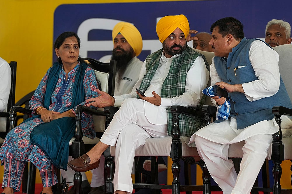 Bhagwant Mann, AAP MP Sanjay Singh and Sunita Kejriwal during a protest over Kejriwals health