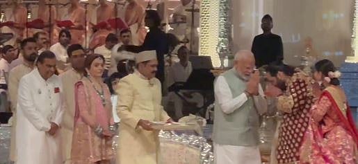 X/@moneygurusumit : PM Modi at Ambani wedding |