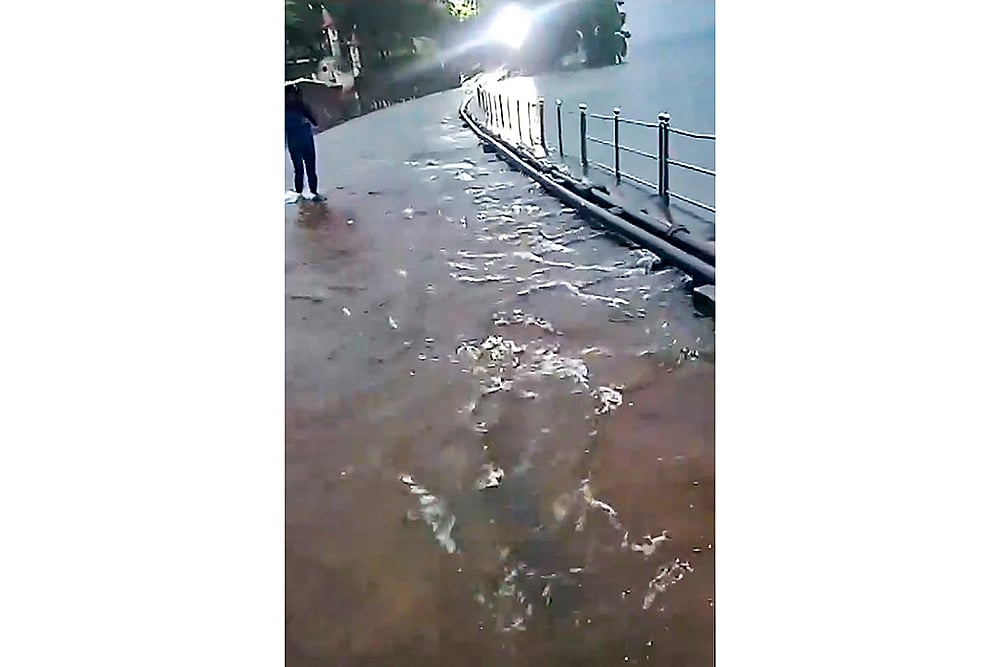Vihar Lake overflows during heavy rainfall in Mumbai_6